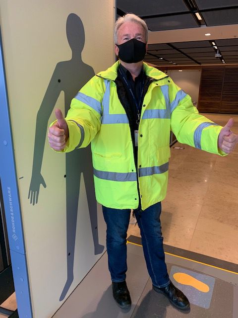 Mitarbeiter von AMS Engineering in Arbeitskleidung