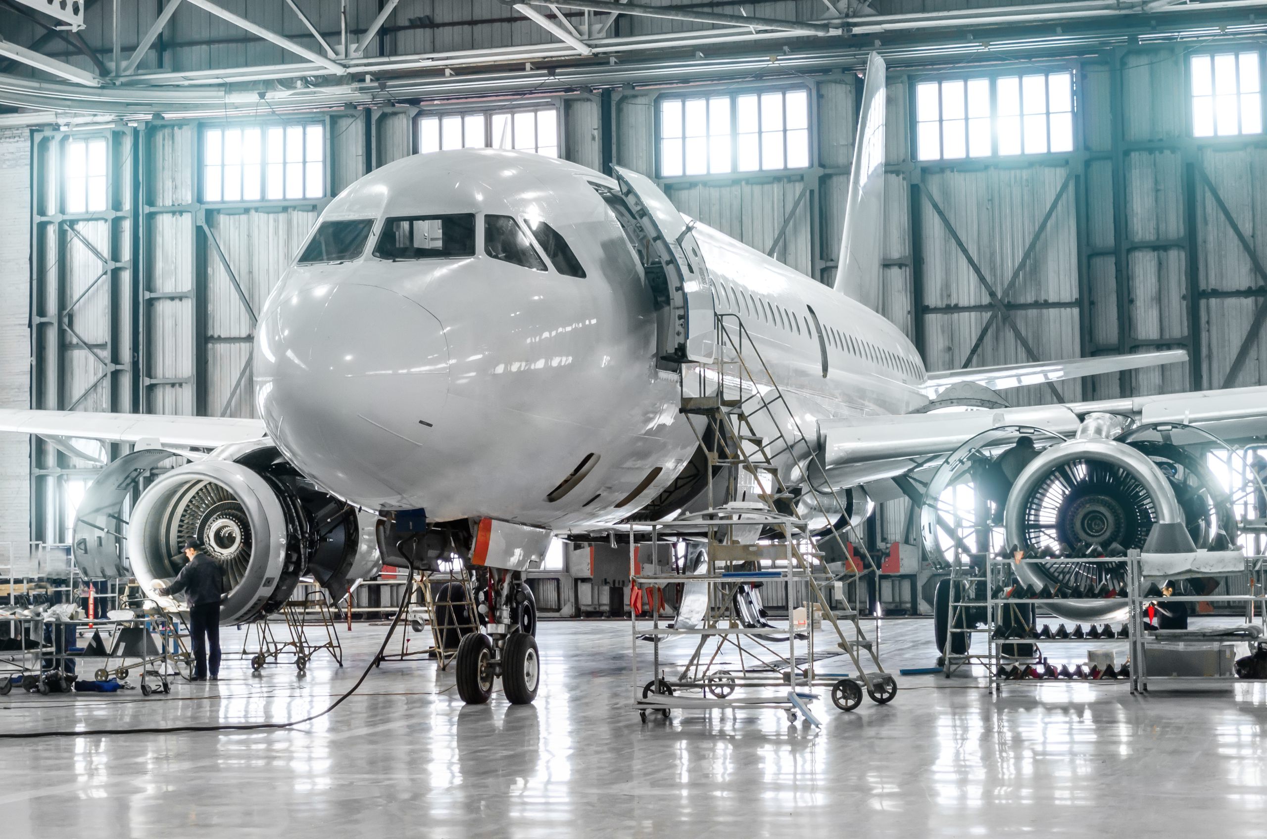 Passagierflugzeug in einer Wartungshalle